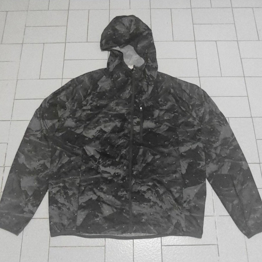Jaket Sport Running H&M Pocketable Hitam Motif Print