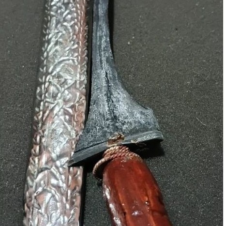 keris pulageni lurus .