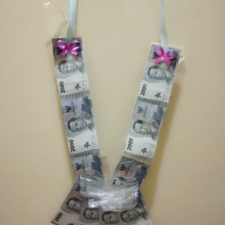 kalung saweran pita 10 lembar uang 2000 (uang asli)