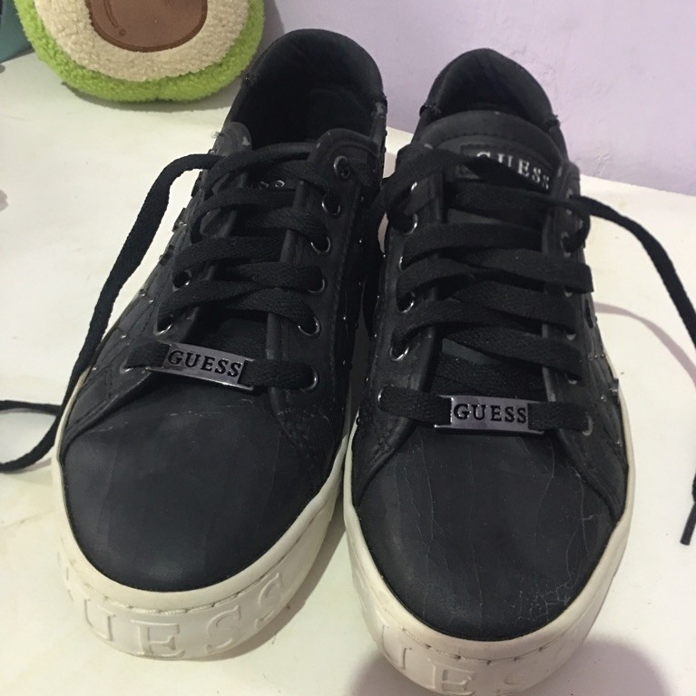 guess sepatu