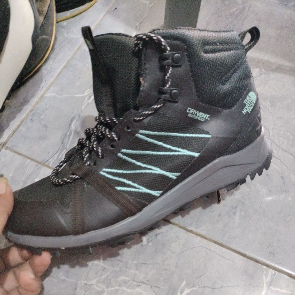 sepatu second original TNF size 38