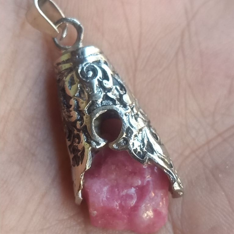 liontin ukir bali batu Ruby ngerikil