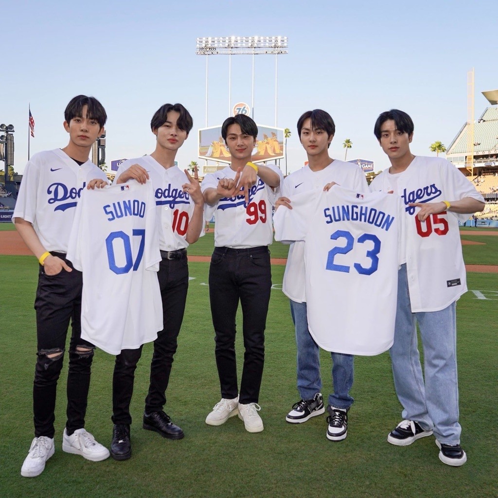 Jersey Baseball Treasure and Enhypen X Dodgers Outerwear White Kancing Aktif - Custom Nama & Nomor -