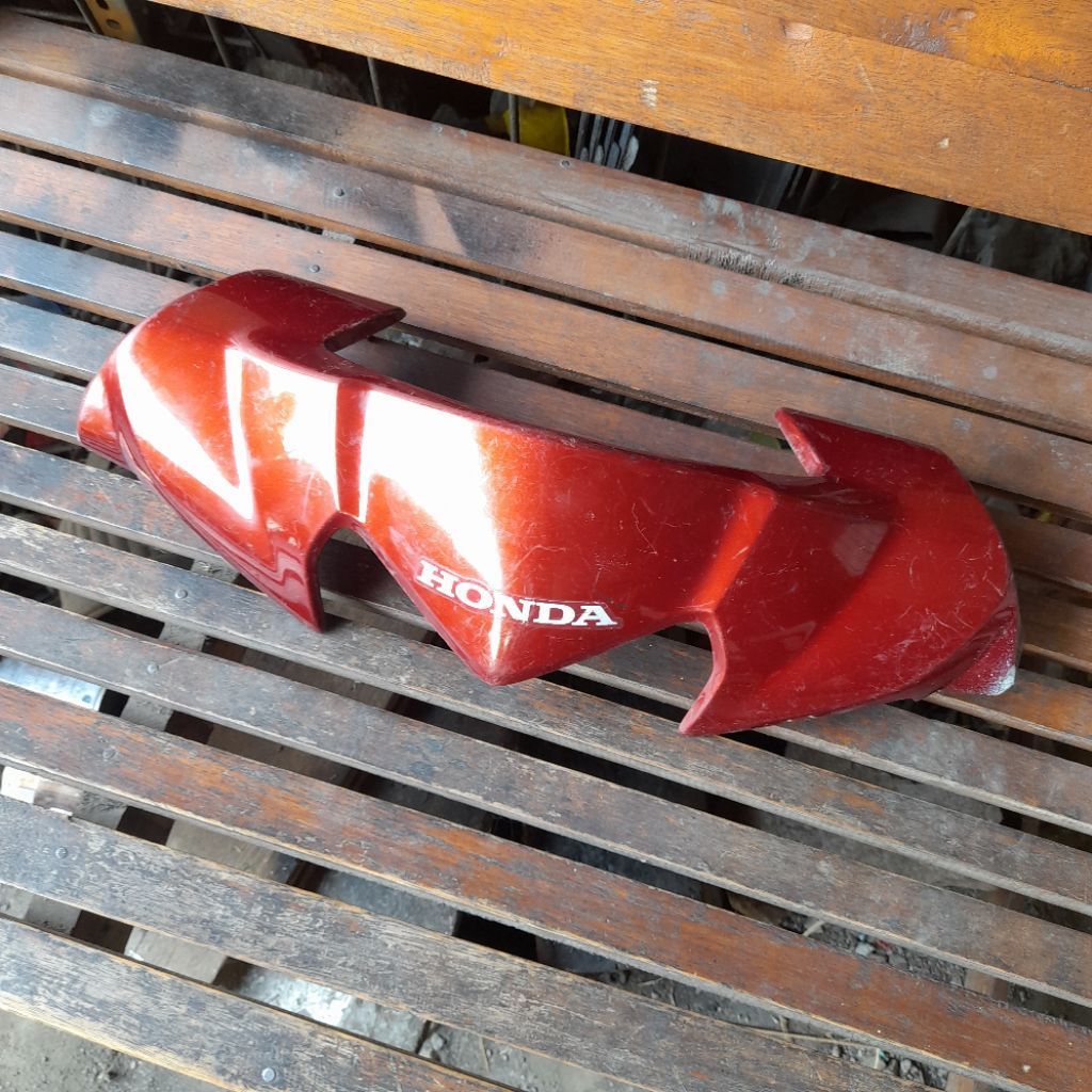 COVER BATOK BAGIAN DEPAN MERAH BATA METALIK HONDA REVO ABSOLUT REVO FIT , KONDISI BEKAS ORIGINAL