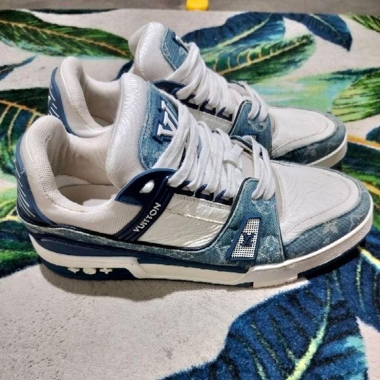 Sepatu LV Trainer Monogram Biru Putih Denim Kulit