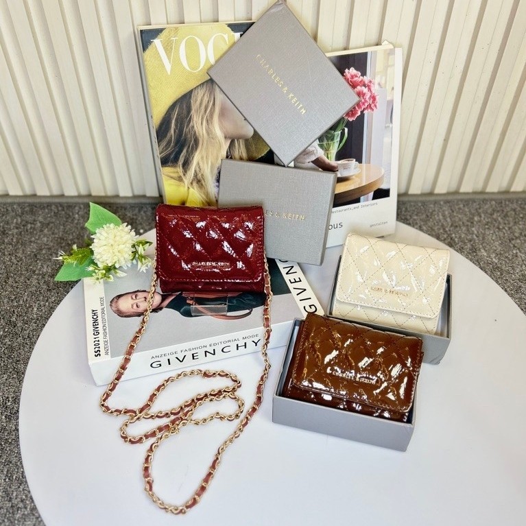 Dompet Wanita Charles & Keith model lipat quilted dengan tali rantai warna merah marun