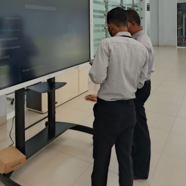 smartboard interactive touchscreen 75"inc + stand interactive flat panel