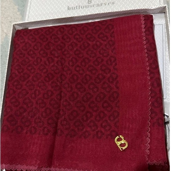 Buttonscarves Tapis red