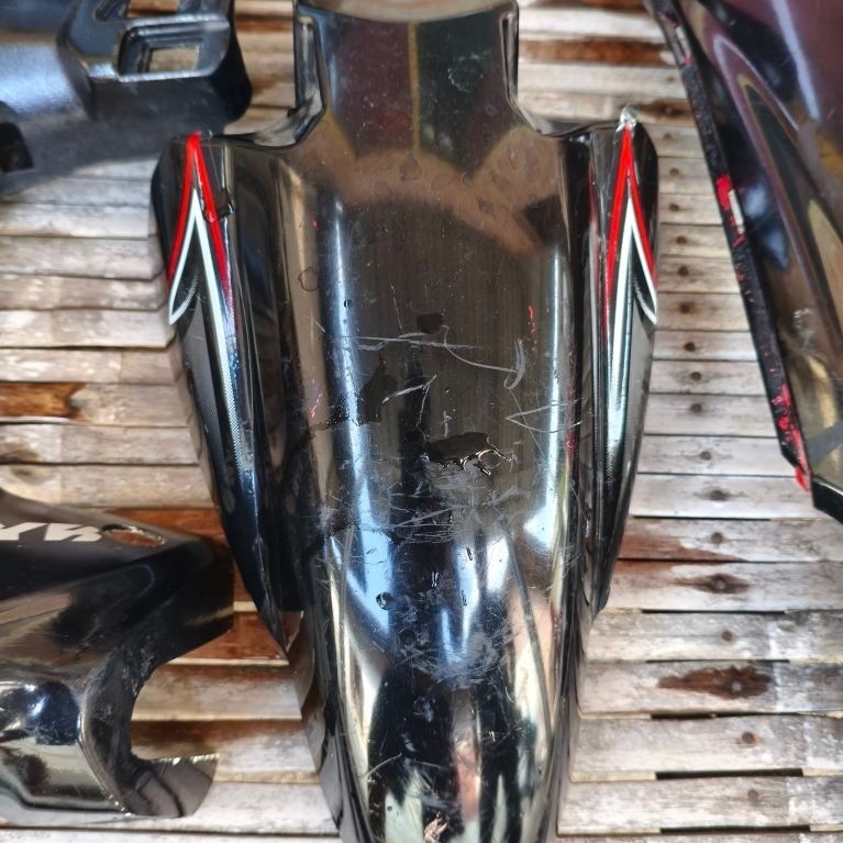 spakbor depan suzuki spin