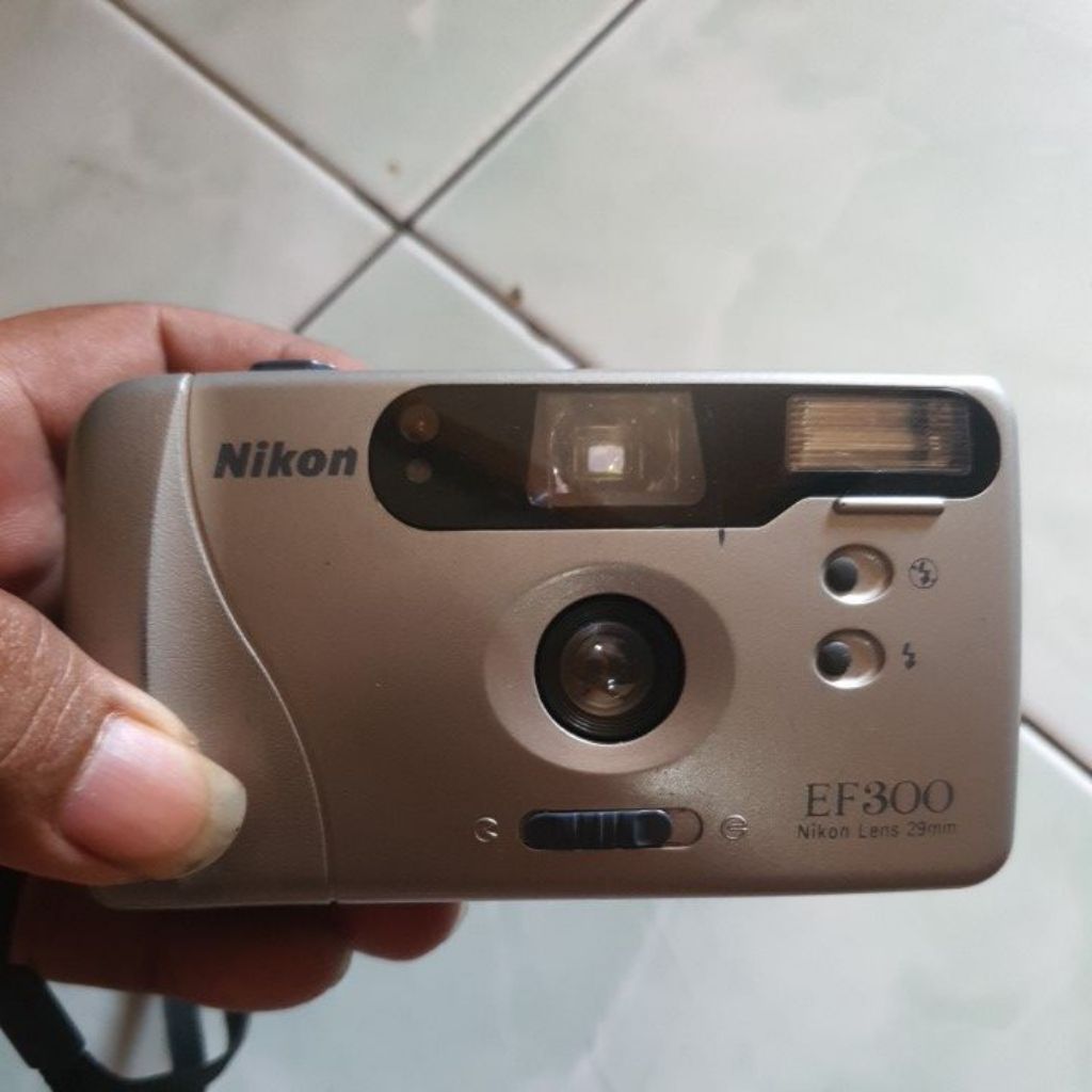 KAMERA ANLAOG ROLL FILEM NIKON EF300 FLASH OFF