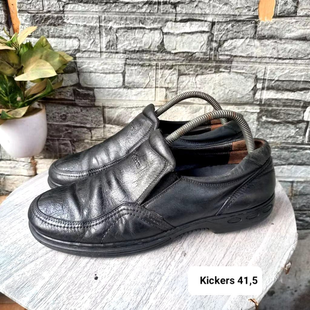 Sepatu second loafers kulit merk kickers size41 insol26,5cm