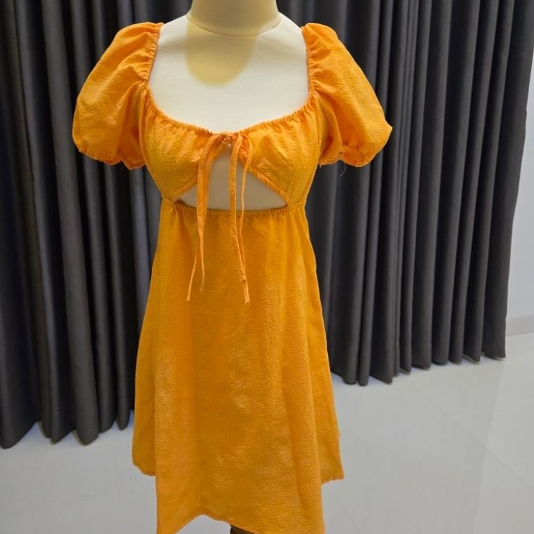 Dress Divided HNM pantai Orange Tekstur Kulit Jeruk