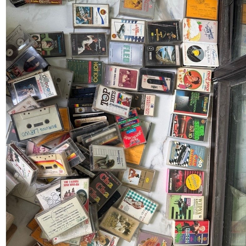 92 pcs mix kaset tape pita jadul macam2 (barat,indonesia,si unyil,dll)