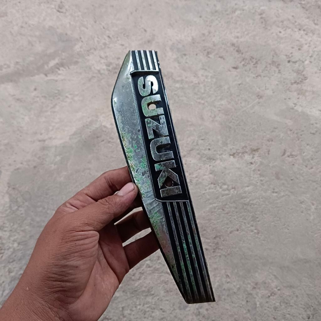 Emblem logo tangki sebelah kanan suzuki rc100 rc 100 original
