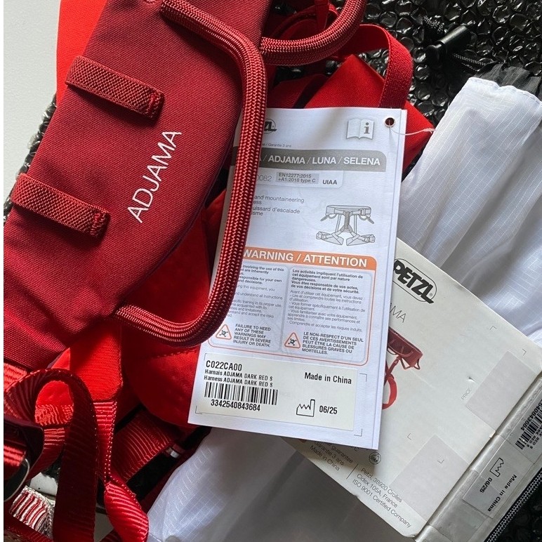 Harness panjat PETZL ADJAMA Size S warna merah dengan tali adjustable