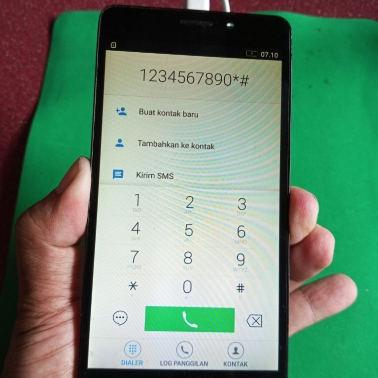Lcd Ori Lenovo A7000 minus touchscreen retak dan elor  lcd aman ada 2 biji buat bahan saja.