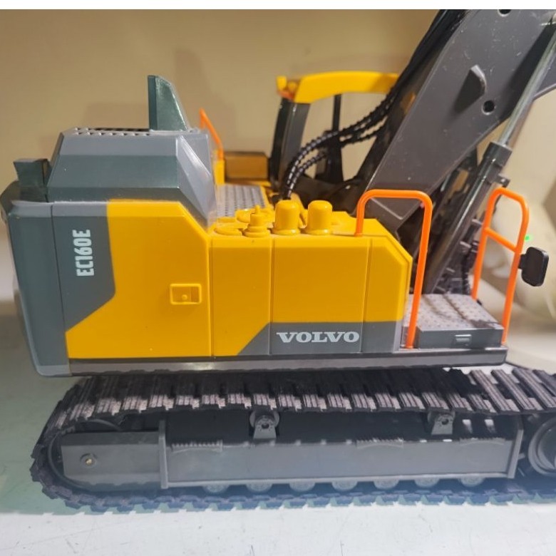 Preloved Truk Beko Excavator Volvo EC160E Lengan Capit - Minus Remot tidak ada