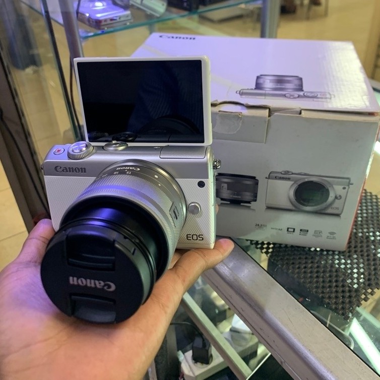 Kamera Mirrorless Canon EOS M100 warna putih dengan layar flip