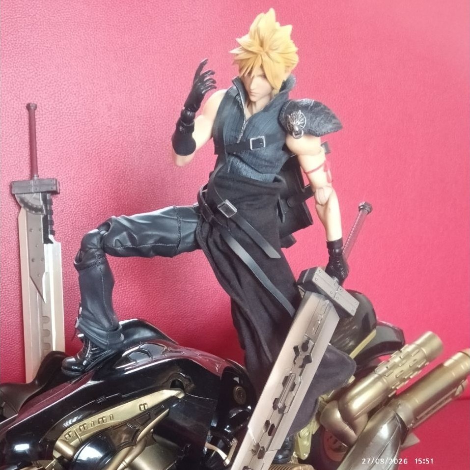 Play Arts Kai Cloud Strife versi Advent Children Final Fantasy VII