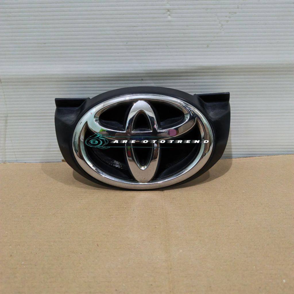 Innova 2008-2010 logo grill depan original incloud base breket
