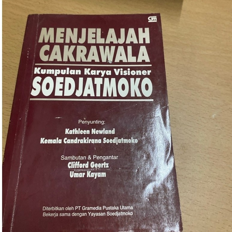 Buku Menjelajah Cakrawala Kumpulan Karya Visioner Soedjatmoko edisi PT Gramedia