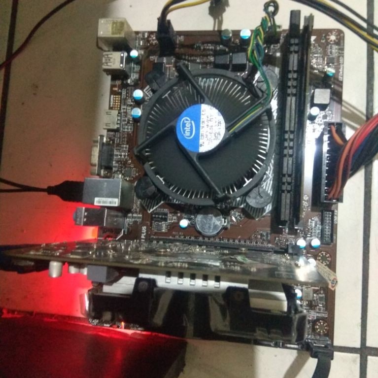 VGA HIS 2 gb DDR 5 VGA HDMI DVI