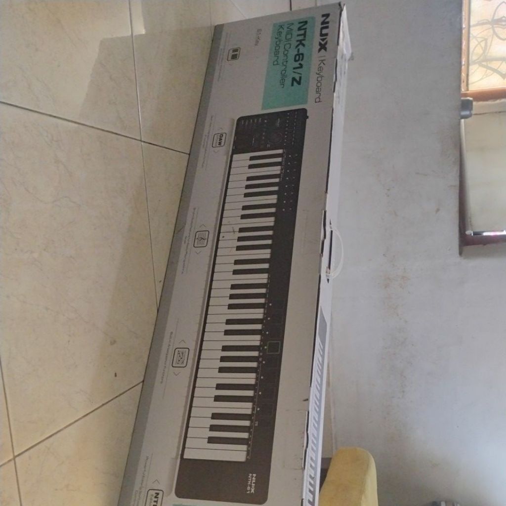 Nux NTK61 Midi Keyboard Controller 61 Keys 8 Pads
