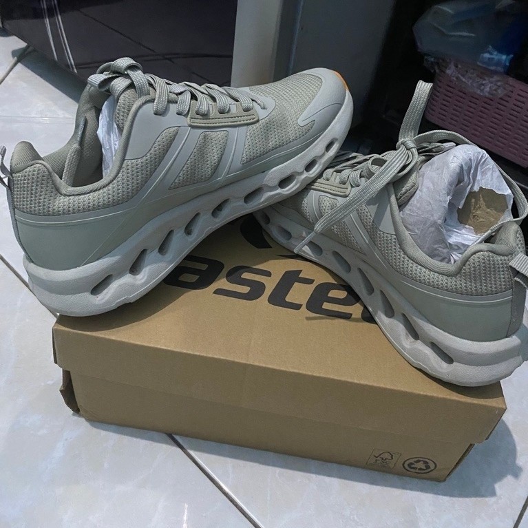 running shoes (sepatu lari) ASTEC