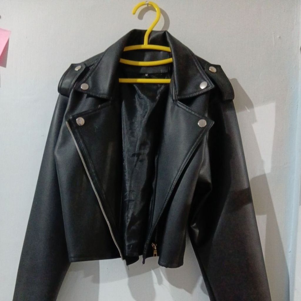 ​[PRELOVED] Jaket Kulit Biker Leather Jacket Hitam — Size M (Like New)
