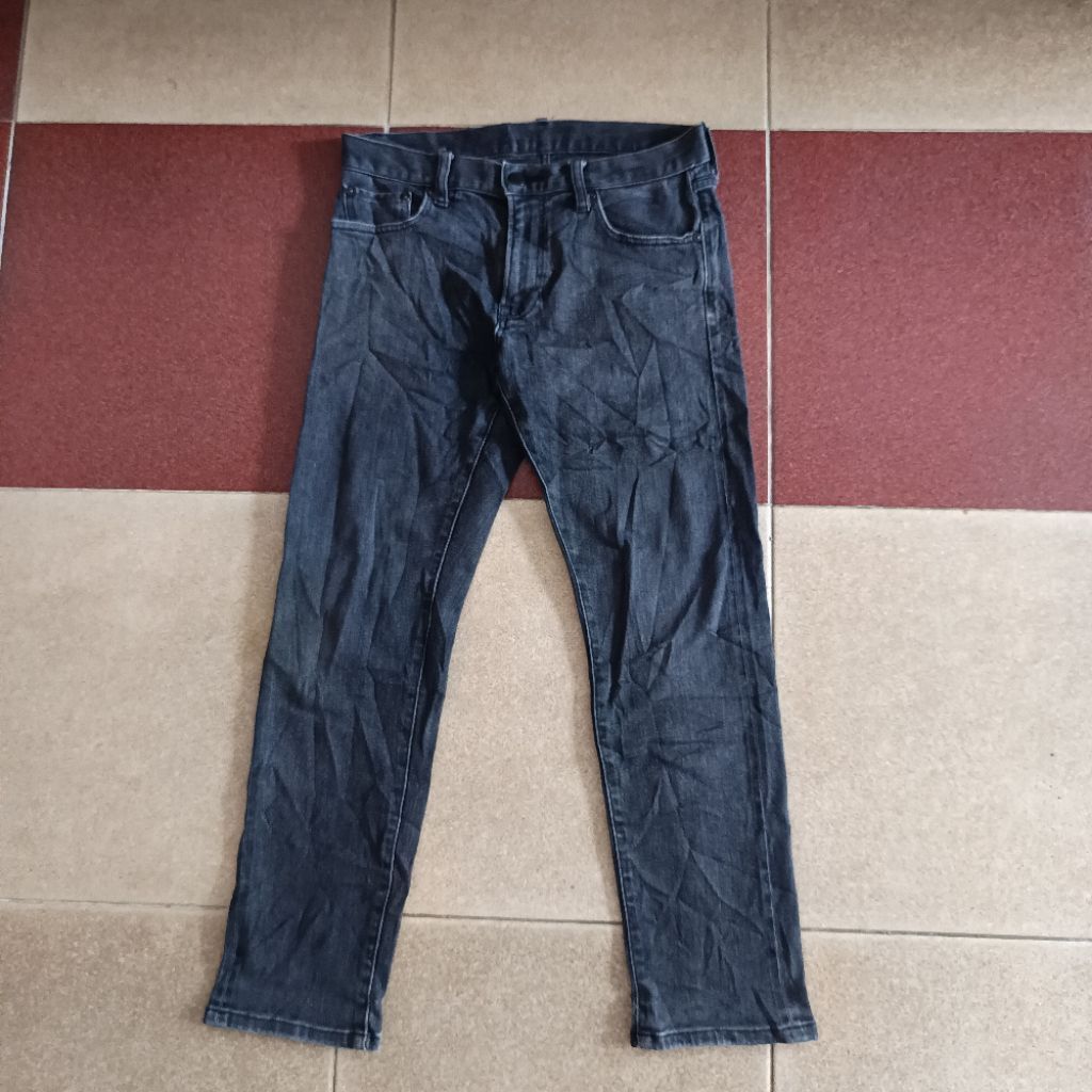 celana panjang jeans selvedge Uniqlo slim fit black wash