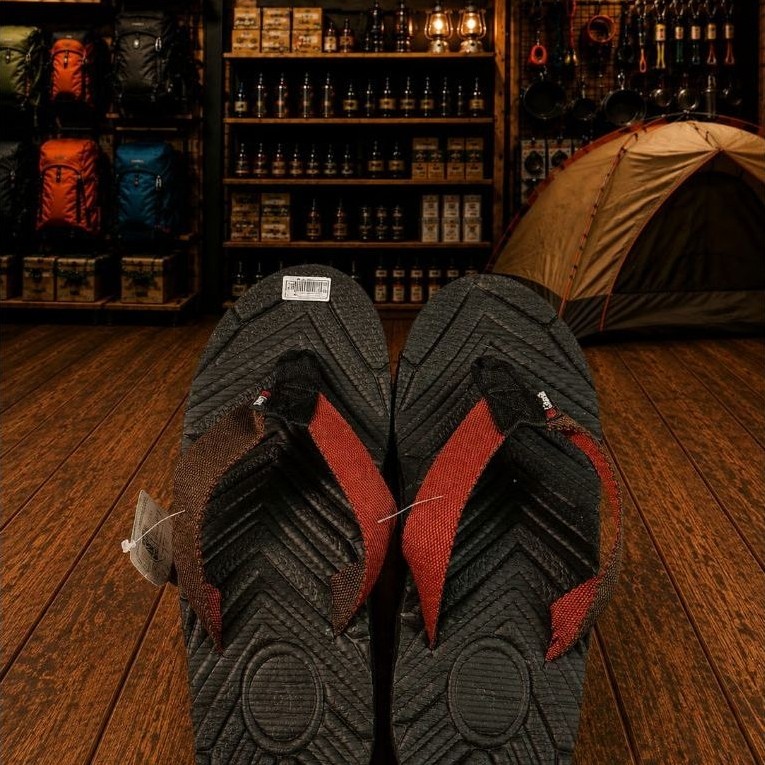 Sandal jepun pria hitam merah dengan sol tebal model flip flop casual