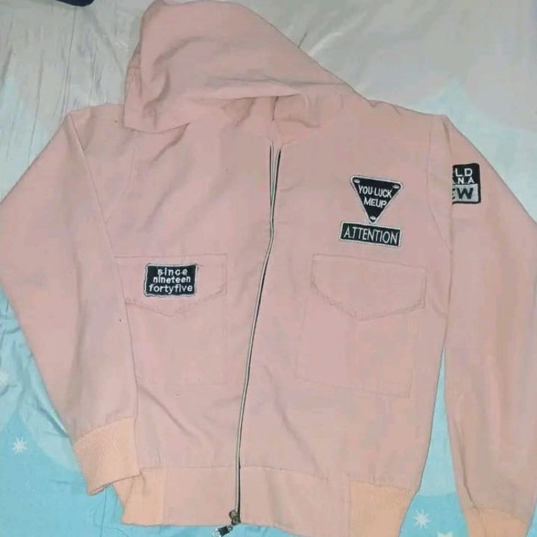Hoodie zip wanita warna pink dengan patch tulisan Attention Since nineteen forty-five