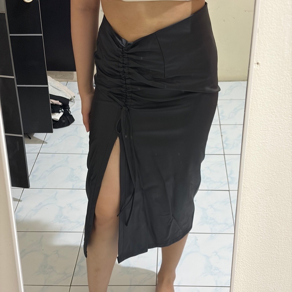 preloved leather skirt hitam balck rok kulit midi slit tali serut