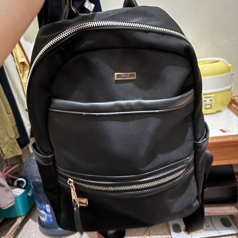 Tas Ransel Hitam En-Ji dengan Kantong Depan dan Saku Atas Resleting