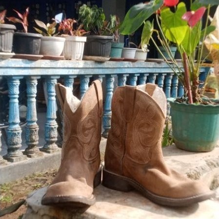 sepatu koboi