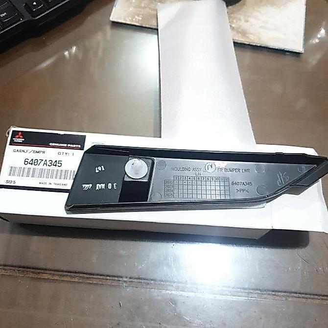 Garnish List Bumper Depan Bawah Kiri Triton HDX 2022 6407A345