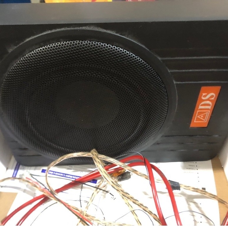 Subwoofer kolong mobil