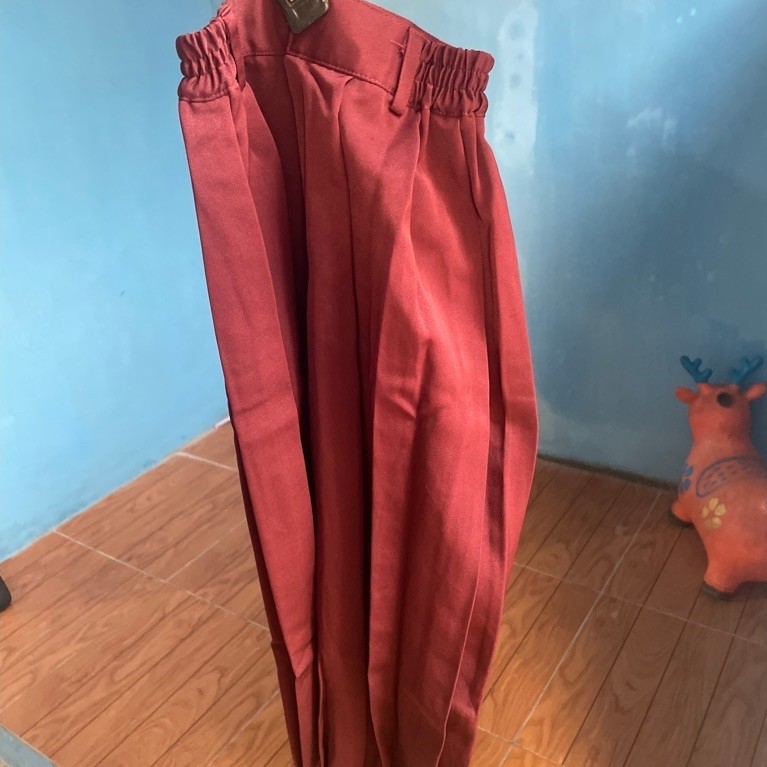 Rok rempel SD, Warna merah, Bahan Licin