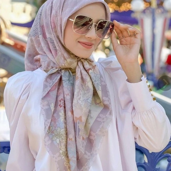 AS IS Disney X Buttonscarves The Dream Park Viola, Dapat Box Random