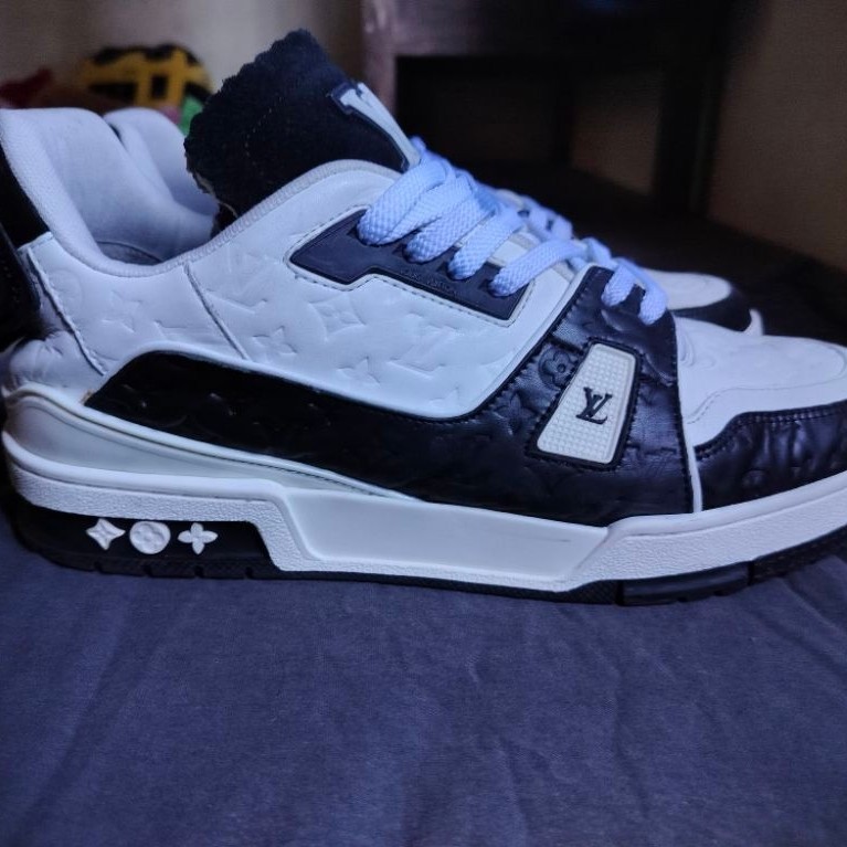 Sepatu LV Trainer Monogram Full Kulit Hitam Putih
