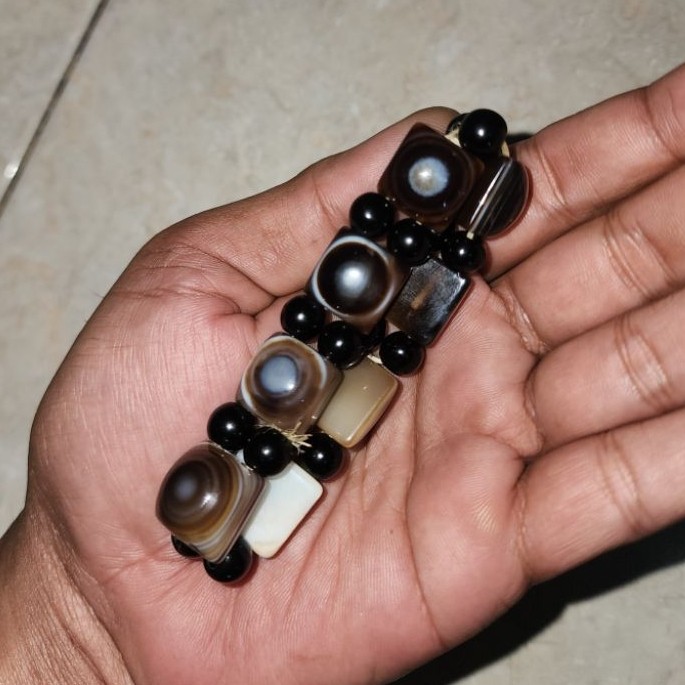 gelang dri batu antikk sangat unikk peninggalan kuno