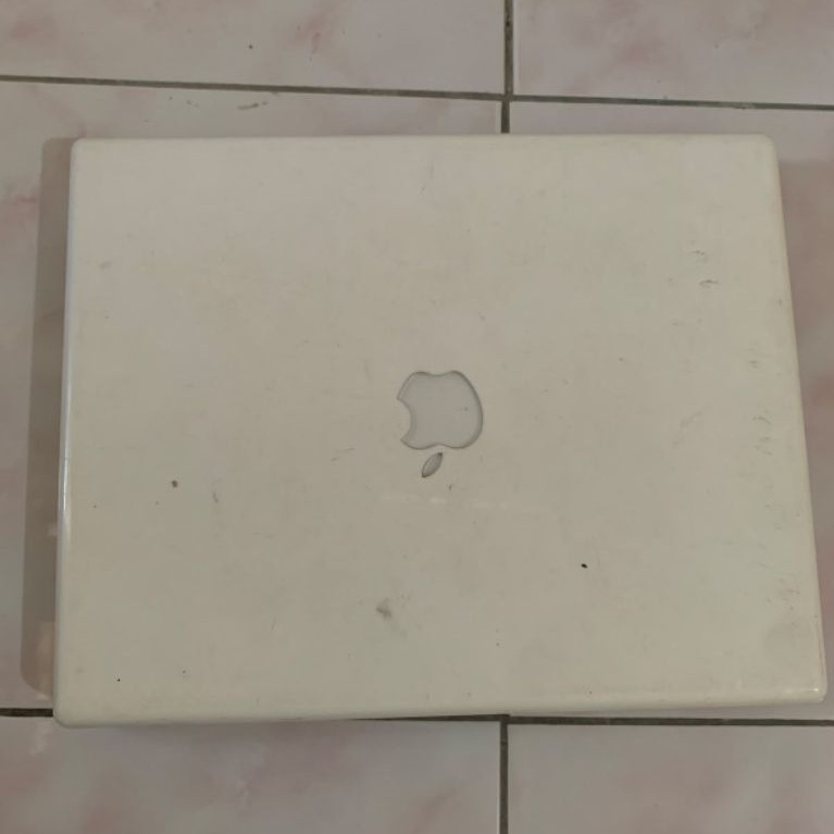 laptop Apple iBook G4(Laptop koleksi kondisi mati)