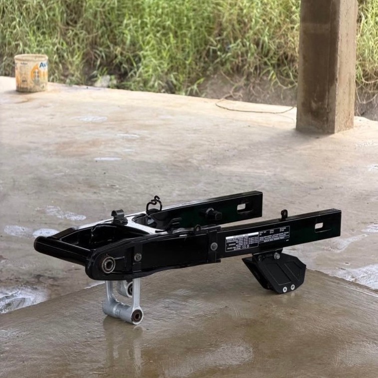 Swing Arm CRF 150L Bekas Original Kondisi Mulus Warna Hitam Lepasan Motor