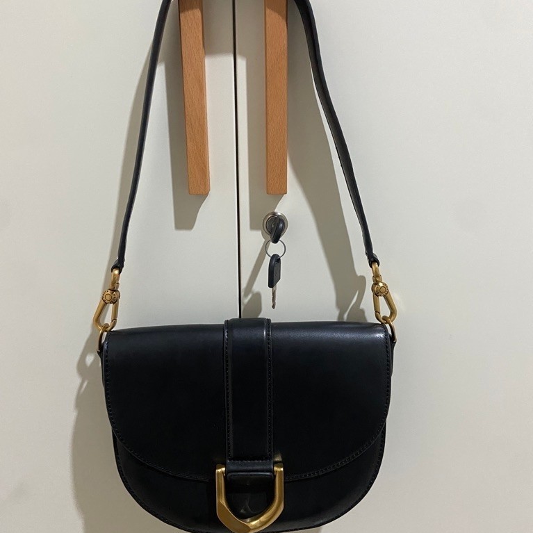 GABINE SADDLE BAG CHARLES&KEITH Tas Selempang Wanita Desain Saddle Kapasitas Besar