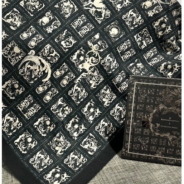 preloved buttonscarves autograph 2 jet setter with box size XL