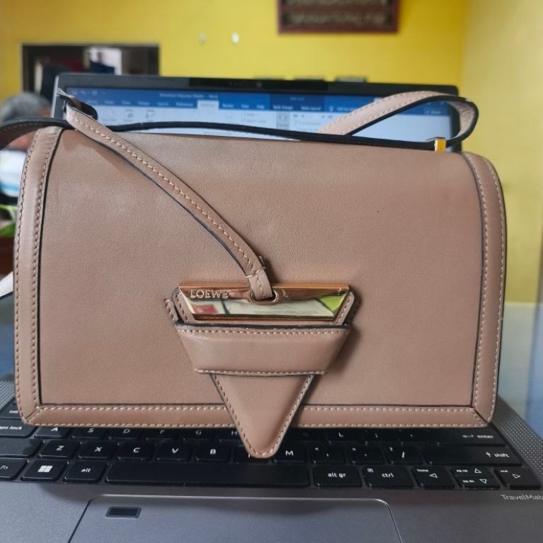 Tas selempang wanita LOEWE warna nude model kotak dengan tali panjang