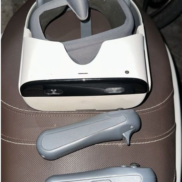 Pico NEO 2 Kacamata VR putih dengan controller grip permainan imersif