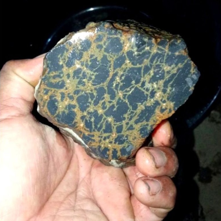 Rough Bongkahan batu akik kiloan Badar Besi Lumajang atau Pirus Hitam Situbondo