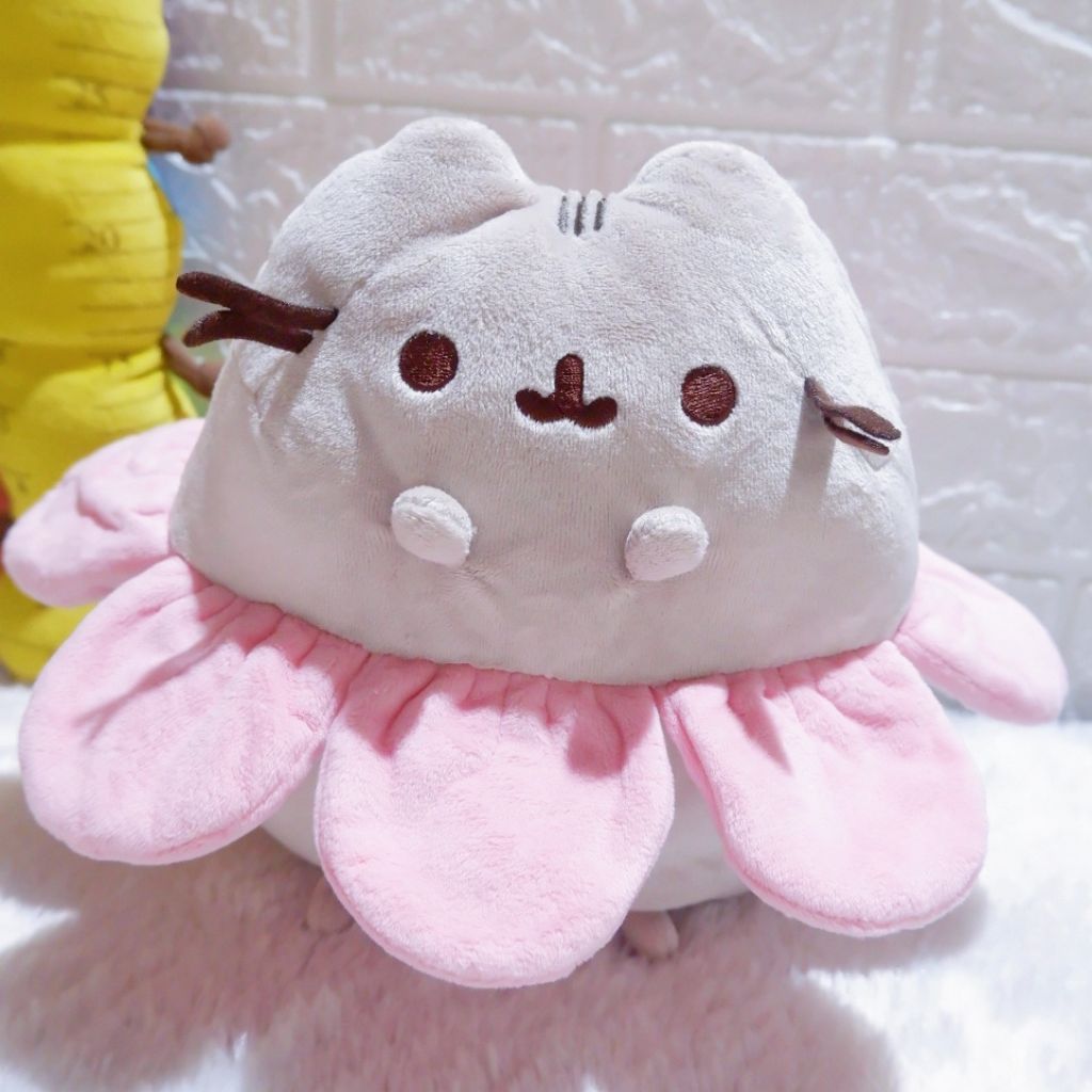 Boneka GUND - Pusheen: Pink Flower Petals Plush 9.5" Plush Stuffed Animal Cat