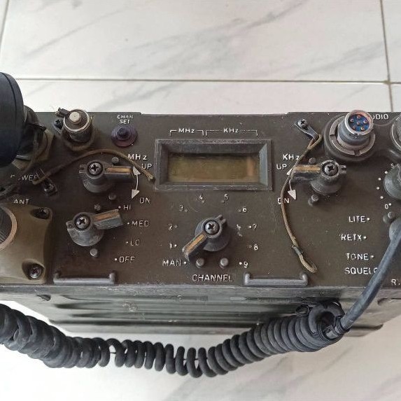 Radio Besi Gendong Militer PRC1077lengkap baterai,antena,mickondisi Off, buat pajangan atau modif